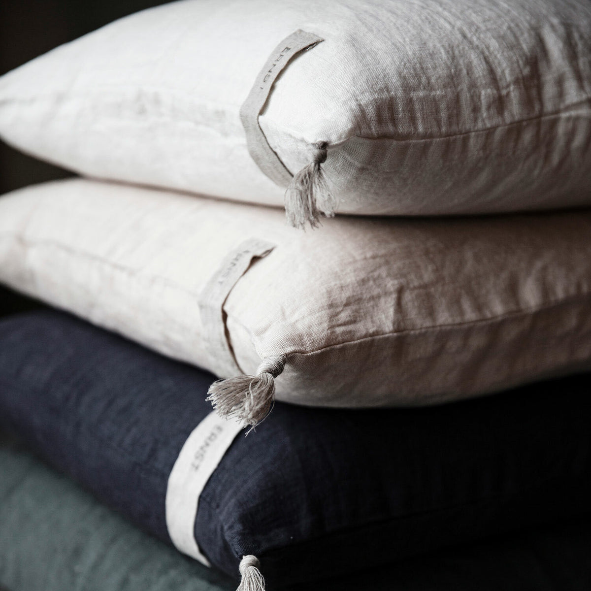 Ernst, Tyynynpäällinen tupsuilla