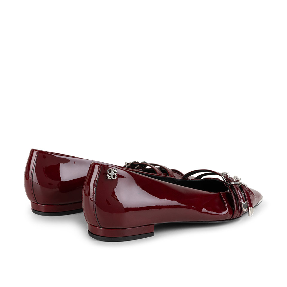 Pointed toe flats