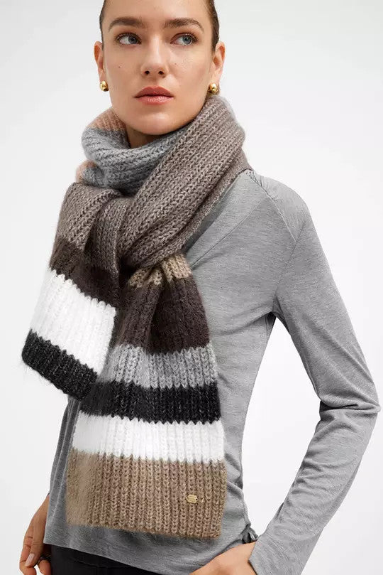 Gustav Denmark, Defne Scarf