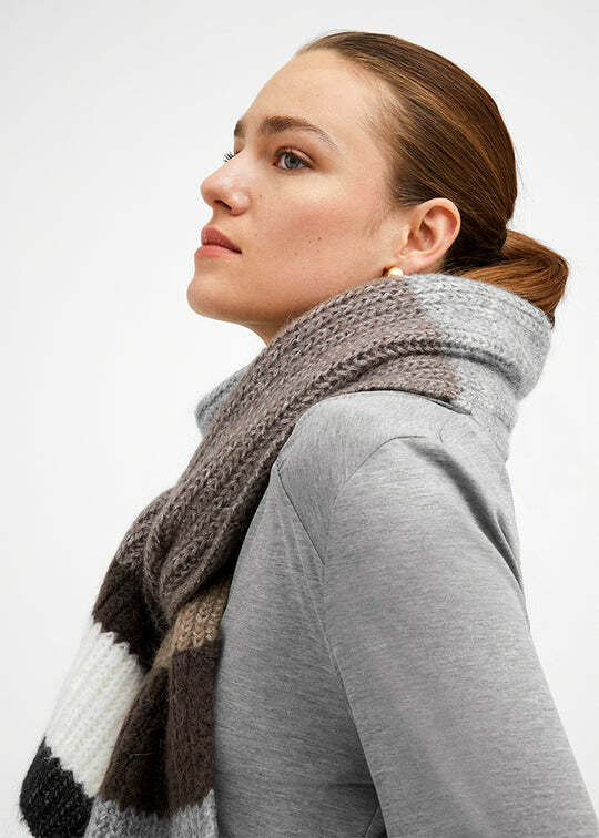 Gustav Denmark, Defne Scarf