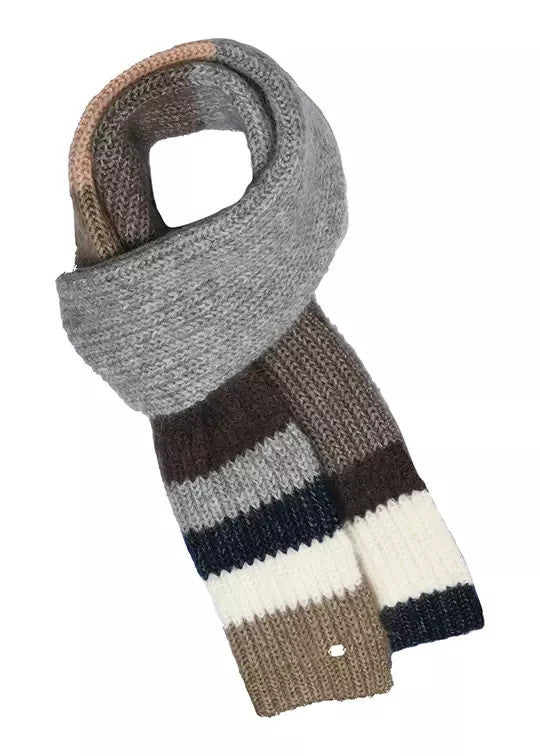 Gustav Denmark, Defne Scarf