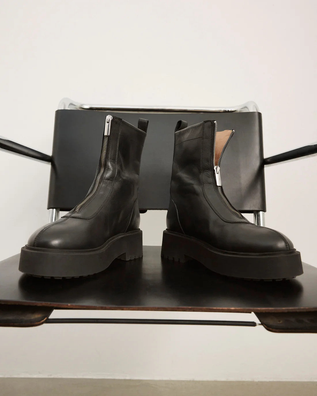 Flattered, Alma Black Leather