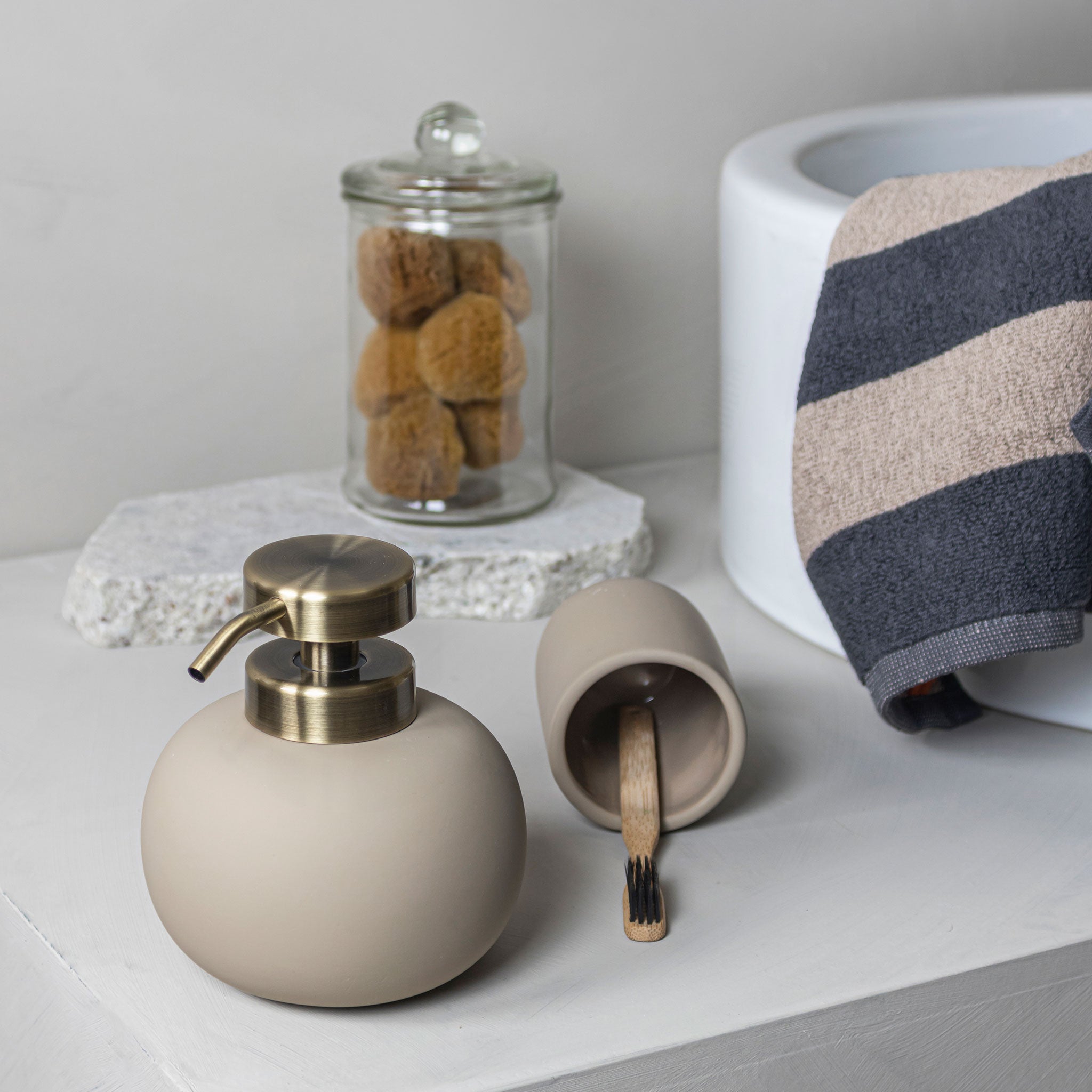 LOTUS Dispenser low, sand