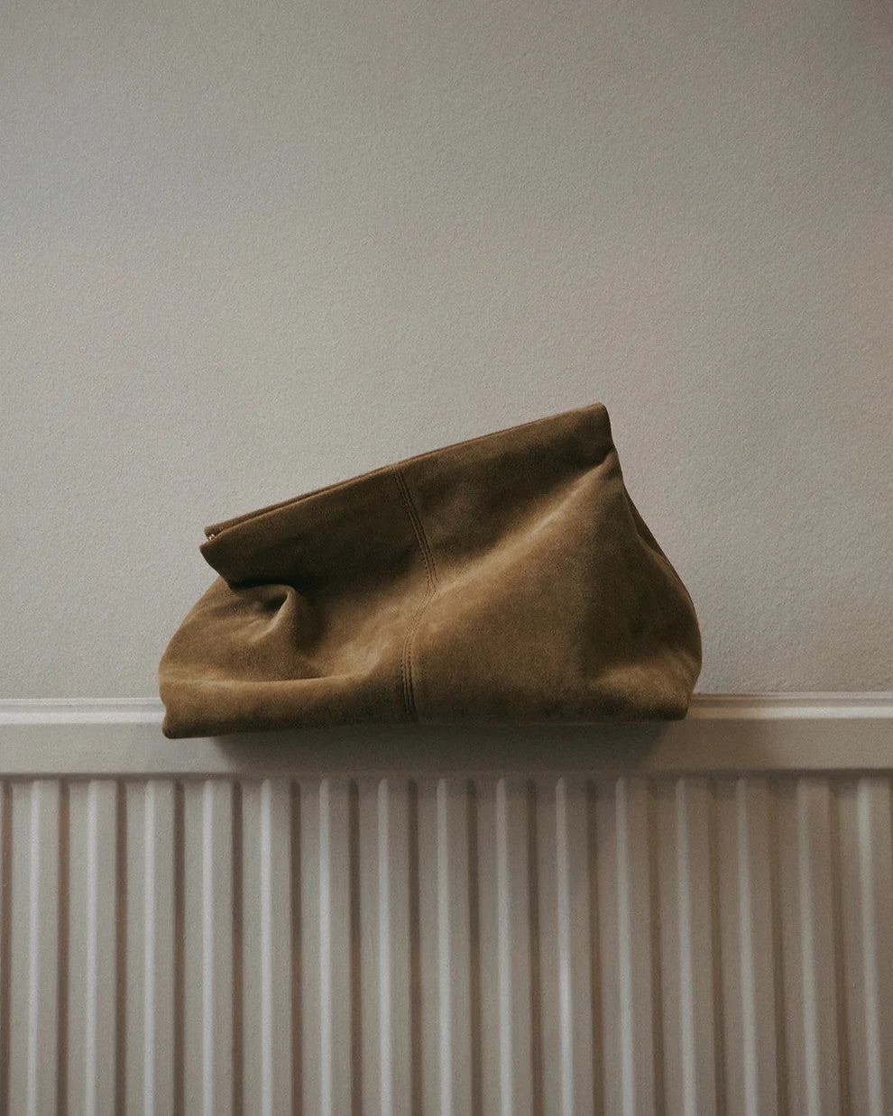 Flattered, Clay Clutch Suede Sand