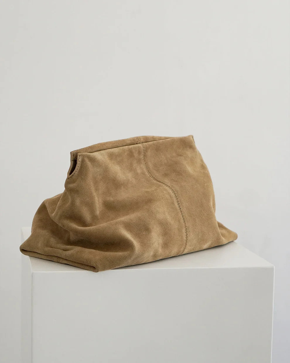 Flattered, Clay Clutch Suede Sand