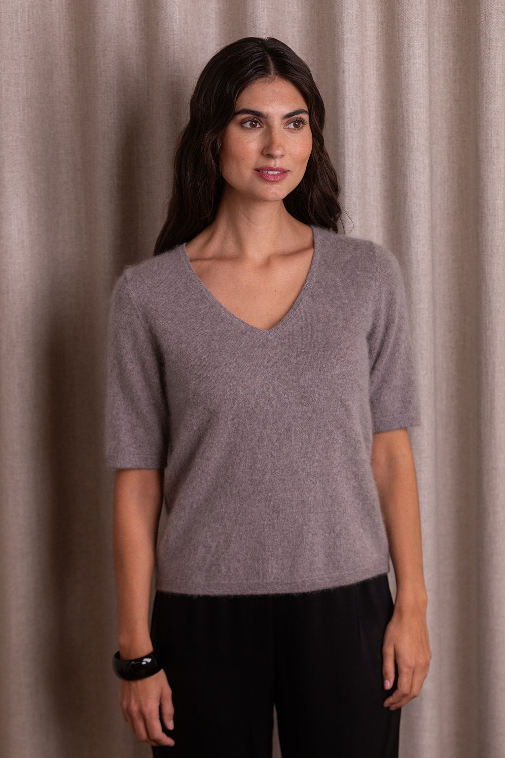 Lyhythihainen kashmirneule V-kaula-aukolla, Nougat