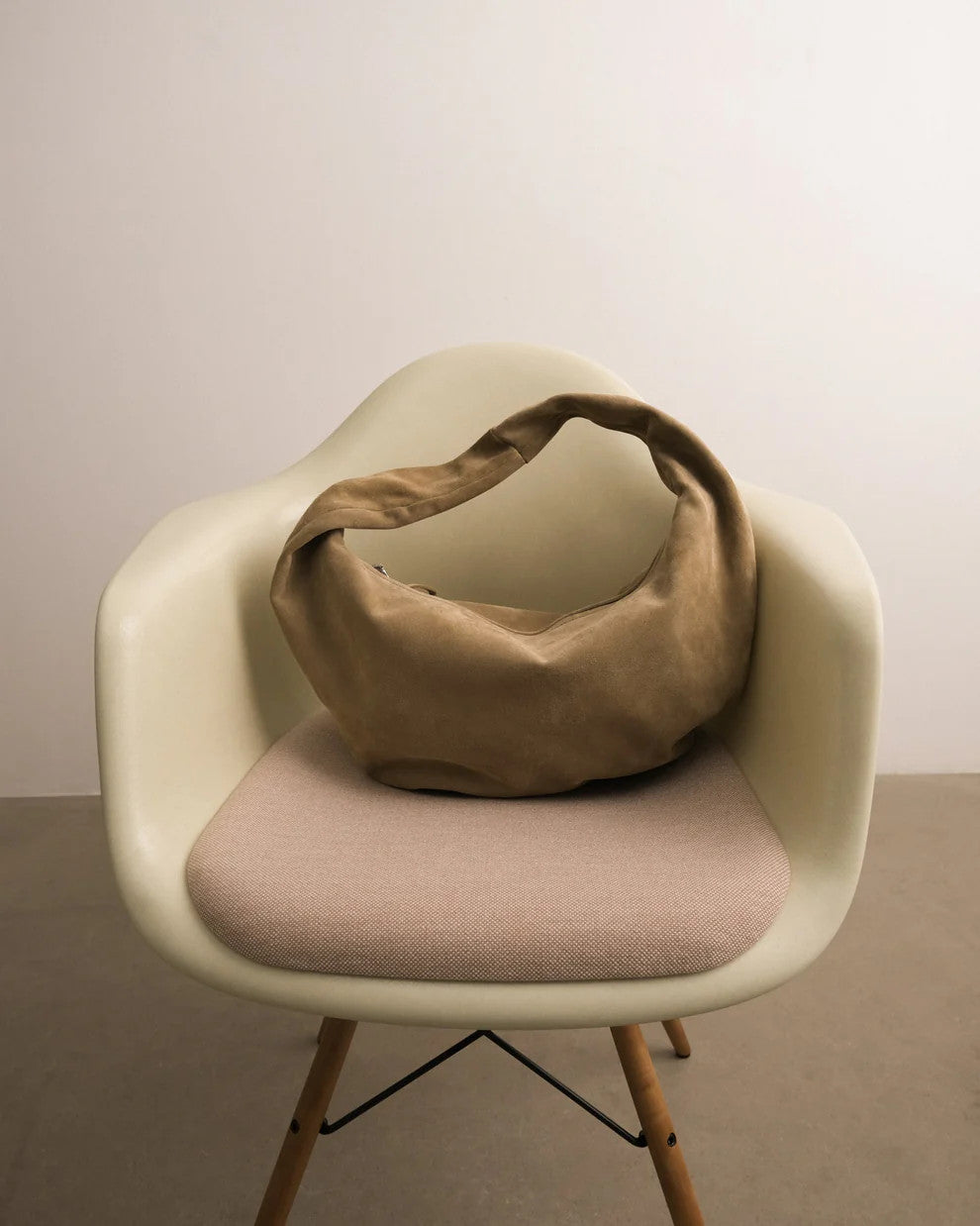 Flattered, Alva Shoulder Bag Suede Sand