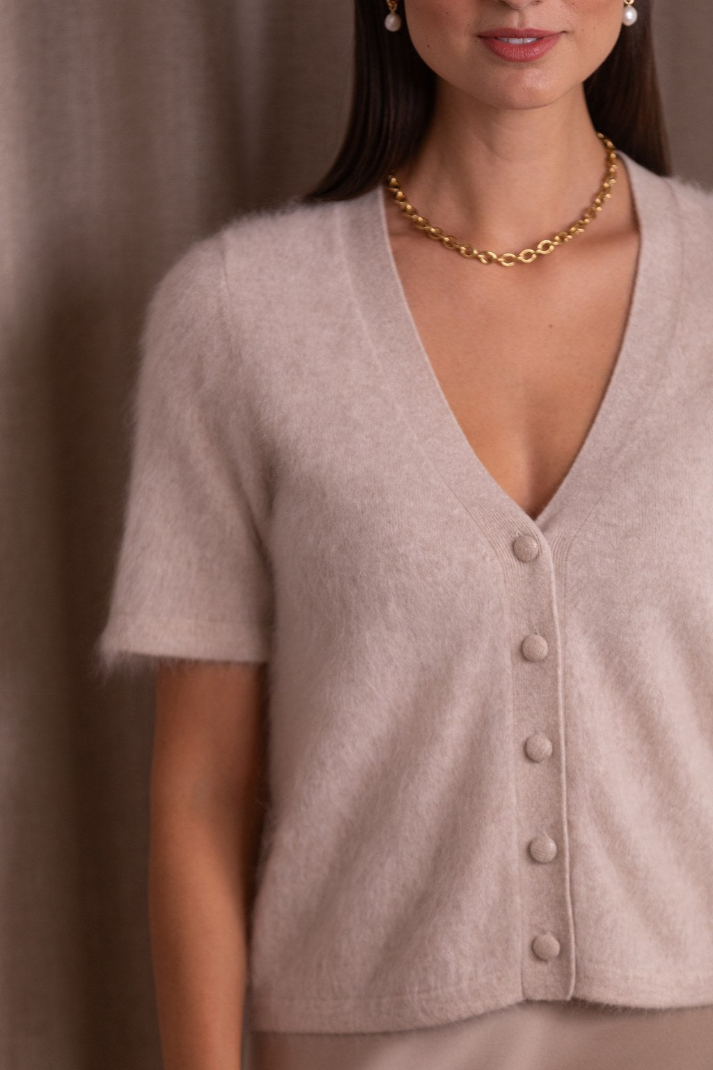 Lyhythihainen kashmirneuletakki V-kaula-aukolla, Latte