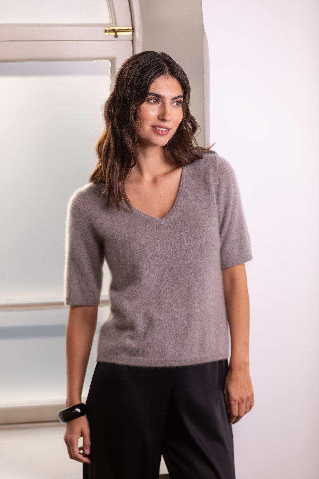 Lyhythihainen kashmirneule V-kaula-aukolla, Nougat